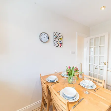 7 Greta Grove House *